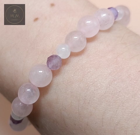 bransoletka-z-kamieni-naturalnych-kryształ-górski-kwarc-różowy-i-ametyst-handmade-na-nadgarstku