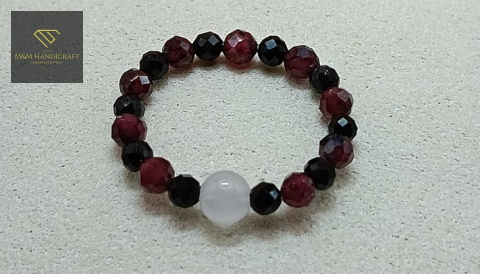 elastyczny-pierścionek-z-kamieni-naturalnych-czarny-turmalin-kryształ-górski-i-granat-handmade-zbliżenie-na-kamienie