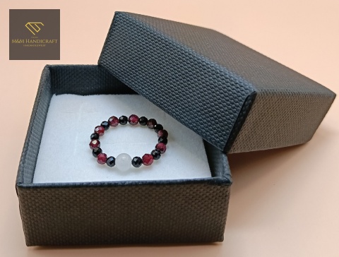 elastyczny-pierścionek-z-kamieni-naturalnych-czarny-turmalin-kryształ-górski-i-granat-handmade-w-ozdobnym-pudełku