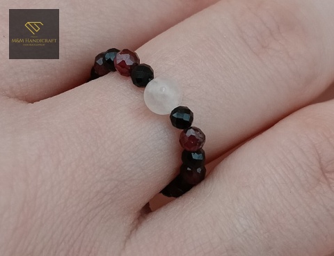 elastyczny-pierścionek-z-kamieni-naturalnych-czarny-turmalin-kryształ-górski-i-granat-handmade-na-palcu