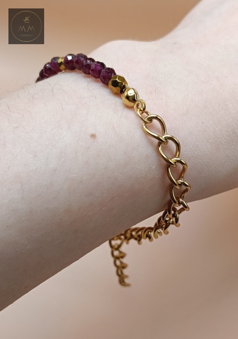 asymetryczna-bransoletka-IGNIS-kamienie-naturalne-granat-i-hematyt-stal-chirurgiczna-handmade-na-nadgarstku