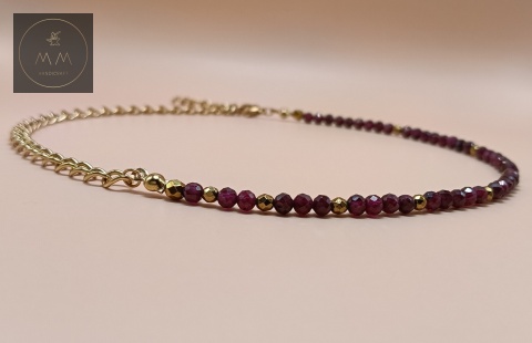 asymetryczny-choker-IGNIS-kamienie-naturalne-granat-i-hematyt-stal-chirurgiczna-handmade-zbliżenie