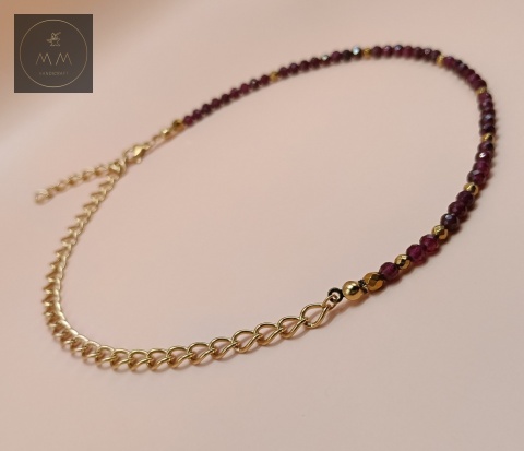 asymetryczny-choker-IGNIS-kamienie-naturalne-granat-i-hematyt-stal-chirurgiczna-handmade-zbliżenie-na-łańcuszek