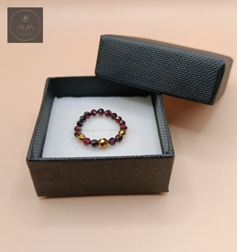 asymetryczny-elastyczny-pierścionek-IGNIS-z-kamieni-naturalnych-granat-i-hematyt-handmade-w-ozdobnym-pudełku