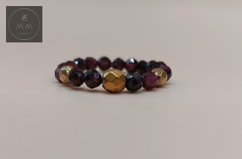 asymetryczny-elastyczny-pierścionek-IGNIS-z-kamieni-naturalnych-granat-i-hematyt-handmade-zbliżenie-na-kamienie