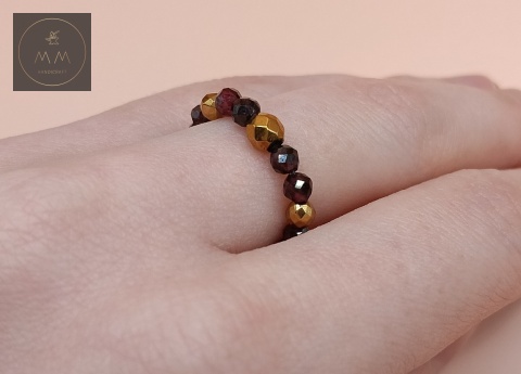 asymetryczny-elastyczny-pierścionek-IGNIS-z-kamieni-naturalnych-granat-i-hematyt-handmade-na-palcu-zbliżenie