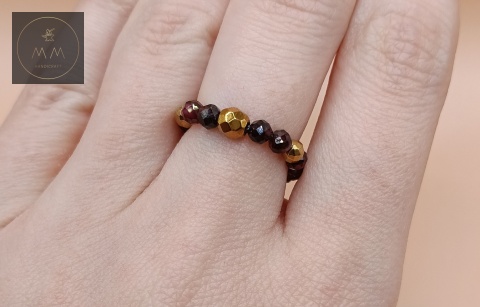 asymetryczny-elastyczny-pierścionek-IGNIS-z-kamieni-naturalnych-granat-i-hematyt-handmade-na-palcu-przodem