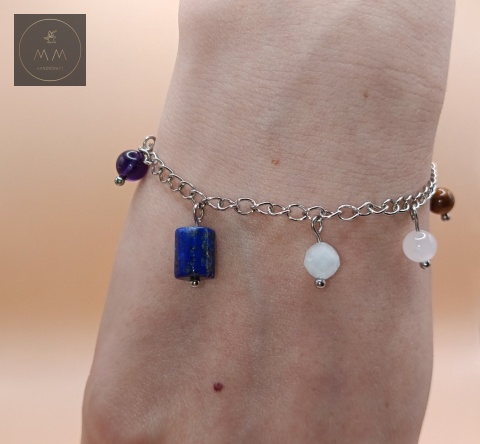 bransoletka-7-czakr-z-kamieni-naturalnych-i-stali-chirurgicznej-handmade-na-nadgarstku-przodem
