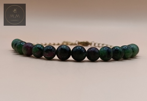 bransoletka-LUNA-kamienie-naturalne-zoisyt-z-rubinem-stal-chirurgiczna-handmade-zbliżenie-na-kamienie
