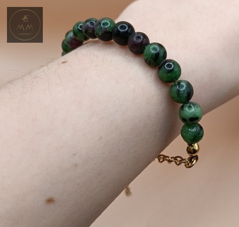 bransoletka-LUNA-kamienie-naturalne-zoisyt-z-rubinem-stal-chirurgiczna-handmade-na-nadgarstku