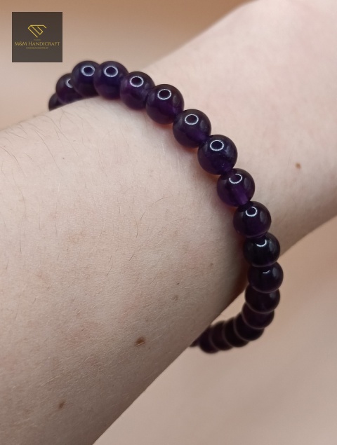 bransoletka-z-kamieni-naturalnych-ametyst-handmade-na-nadgarstku