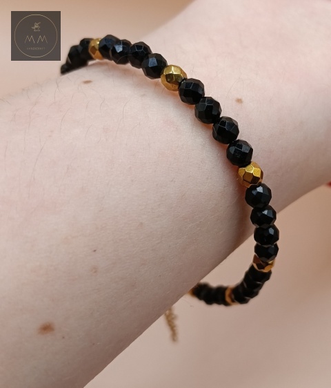 bransoletka-z-czarnego-turmalinu-i-hematytu-z-kamieni-naturalnych-handmade-na-nadgarstku