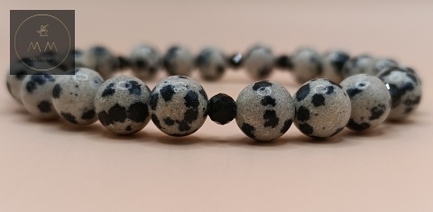 bransoletka-z-kamieni-naturalnych-jaspis-dalmatyński-i-czarny-turmalin-handmade-zbliżenie-na-kamienie