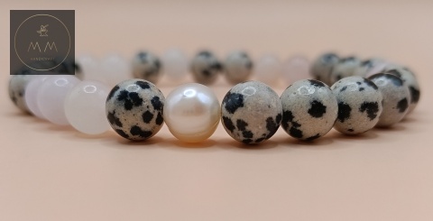 bransoletka-z-kamieni-naturalnych-jaspis-dalmatyński-i-morganit-i-perła-naturalna-handmade-zbliżenie-na-kamienie-i-perły