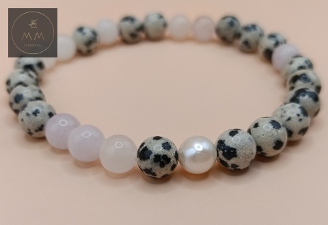 bransoletka-z-kamieni-naturalnych-jaspis-dalmatyński-i-morganit-i-perła-naturalna-handmade-zbliżenie