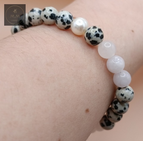 bransoletka-z-kamieni-naturalnych-jaspis-dalmatyński-i-morganit-i-perła-naturalna-handmade-na-nadgarstku