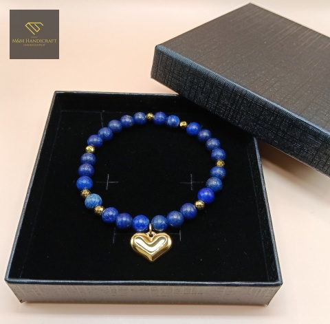 bransoletka-z-kamieni-naturalnych-lapis-lazuli-i-hematyt-zawieszka-serce-stal-chirurgiczna-handmade-w-ozdobnym-pudełku