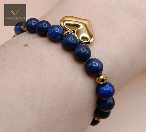 bransoletka-z-kamieni-naturalnych-lapis-lazuli-i-hematyt-zawieszka-serce-stal-chirurgiczna-handmade-na-nadgarstku