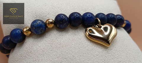 bransoletka-z-kamieni-naturalnych-lapis-lazuli-i-hematyt-zawieszka-serce-stal-chirurgiczna-handmade-na-poduszce