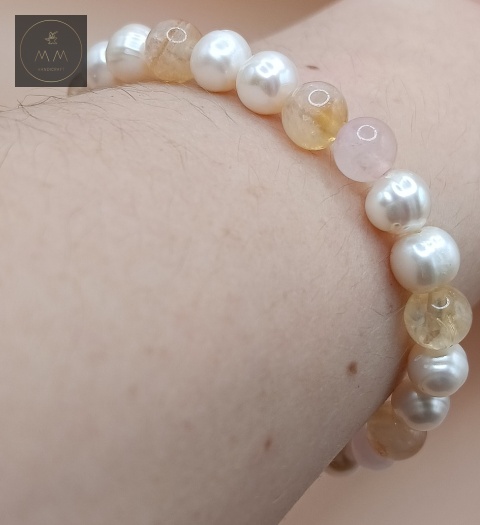 bransoletka-z-kamieni-naturalnych-kwarc-różowy-i-cytryn-i-perły-naturalne-handmade-na-nadgarstku