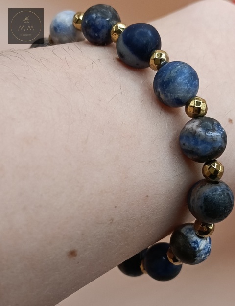 bransoletka-z-kamieni-naturalnych-sodalit-i-hematyt-handmade-na-nadgarstku