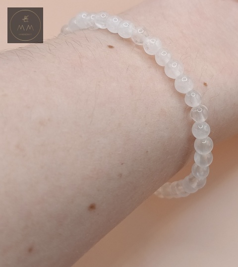 bransoletka-z-kamieni-naturalnych-kryształ-górski-handmade-na-nadgarstku