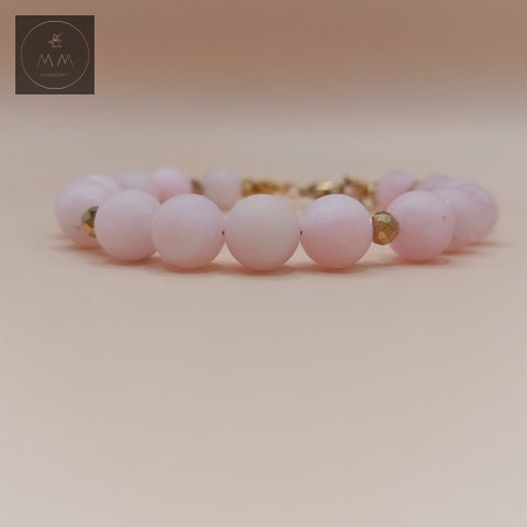 bransoletka-z-kamieni-naturalnych-kwarc-różowy-matowy-i-hematyt-handmade-zbliżenie-na-kamienie