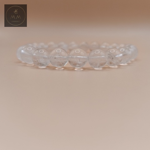 bransoletka-z-kamieni-naturalnych-kryształ-górski-8-mm-handmade-zbliżenie-na-kamienie