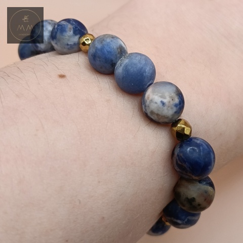 bransoletka-z-kamieni-naturalnych-sodalit-i-hematyt-handmade-na-nadgarstku