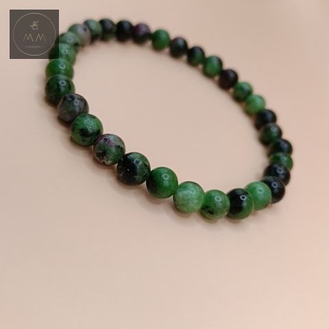 bransoletka-z-kamieni-naturalnych-zoisyt-z-rubinem-handmade-zbliżenie