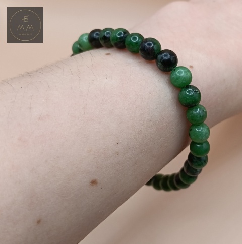 bransoletka-z-kamieni-naturalnych-zoisyt-z-rubinem-handmade-na-nadgarstku