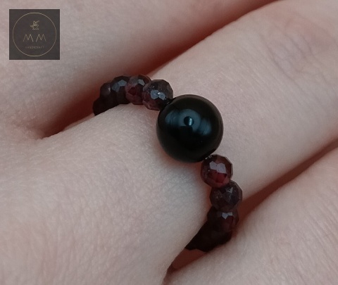 elastyczny-pierścionek-z-kamieni-naturalnych-granat-i-onyks-handmade-na-palcu
