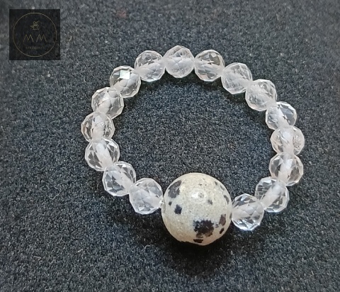 elastyczny-pierścionek-z-kamieni-naturalnych-kryształ-górski-i-jaspis-dalmatyński-handmade-zbliżenie-na-kamienie