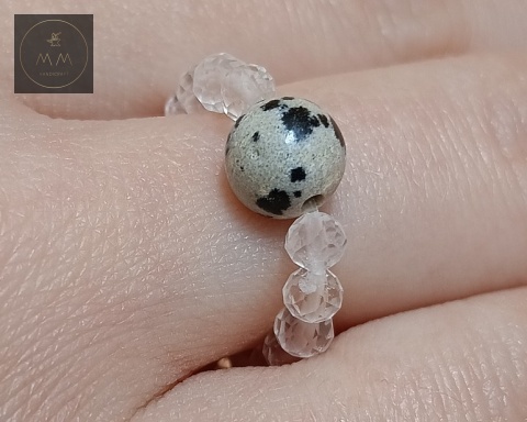 elastyczny-pierścionek-z-kamieni-naturalnych-kryształ-górski-i-jaspis-dalmatyński-handmade-na-palcu