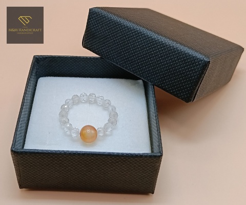 elastyczny-pierścionek-z-kamieni-naturalnych-kryształ-górski-i-karneol-handmade-w-ozdobnym-pudełku