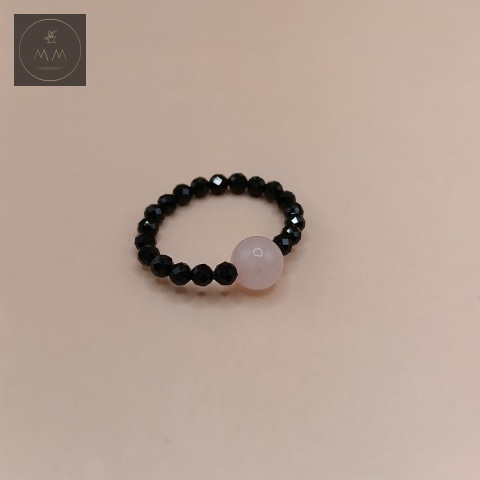 elastyczny-pierścionek-z-kamieni-naturalnych-czarny-turmalin-i-kwarc-różowy-handmade-zbliżenie-na-kamienie