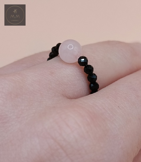 elastyczny-pierścionek-z-kamieni-naturalnych-czarny-turmalin-i-kwarc-różowy-handmade-na-palcu