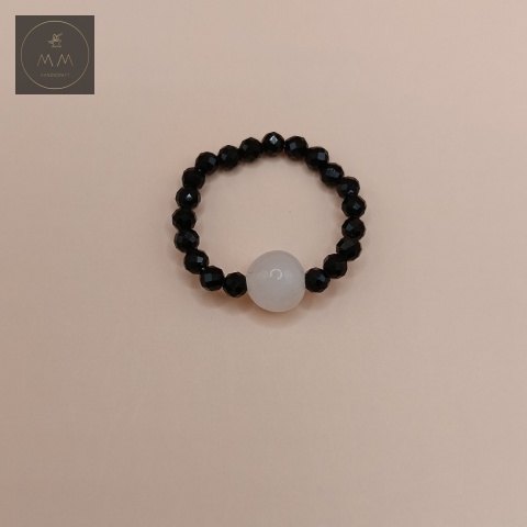 elastyczny-pierścionek-z-kamieni-naturalnych-czarny-turmalin-i-morganit-handmade-zbliżenie-na-kamienie