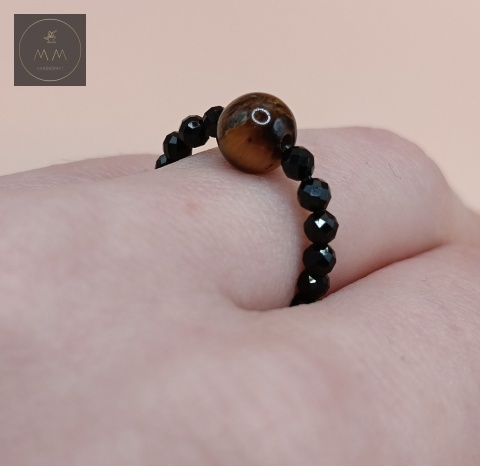 elastyczny-pierścionek-z-kamieni-naturalnych-czarny-turmalin-i-tygrysie-oko-handmade-na-palcu
