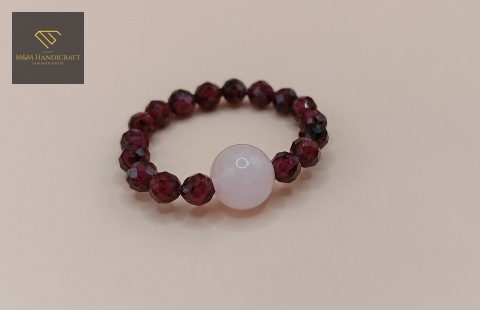 elastyczny-pierścionek-z-kamieni-naturalnych-granat-i-kwarc-różowy-handmade-zbliżenie-na-kamienie