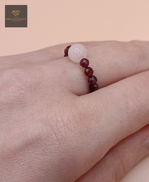elastyczny-pierścionek-z-kamieni-naturalnych-granat-i-kwarc-różowy-handmade-na-palcu
