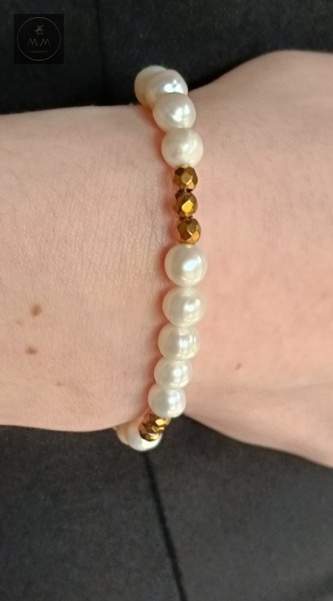bransoletka-z-pereł-naturalnych-i-kamieni-naturalnych-złoty-hematyt-handmade-na-nadgarstku