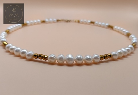 naszyjnik-z-pereł-naturalnych-i-kamieni-naturalnych-złoty-hematyt-handmade-zbliżenie-na-perły-i-kamienie