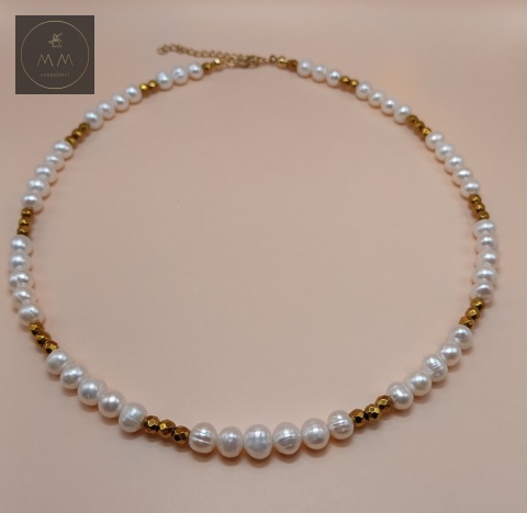 naszyjnik-z-pereł-naturalnych-i-kamieni-naturalnych-złoty-hematyt-handmade-rzut-z-góry