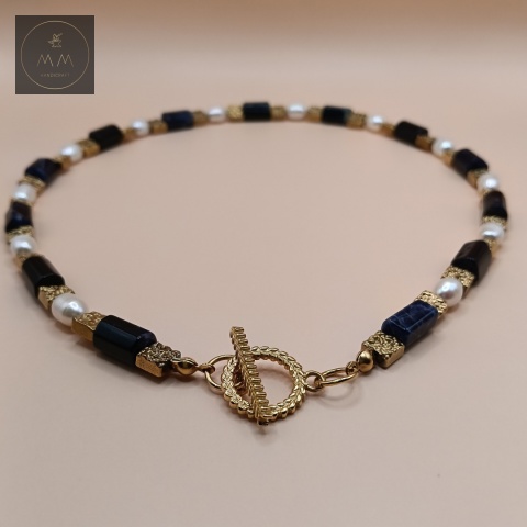 naszyjnik-z-kamieni-naturalnych-sodalit-hematyt-i-pereł-naturalnych-handmade-zbliżenie-na-kamienie