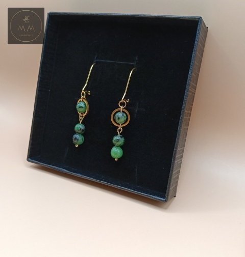 kolczyki-LUNA-z-kamieni-naturalnych-zoisyt-z-rubinem-handmade-bokiem
