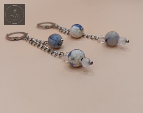 kolczyki-z-kamieni-naturalnych-sodalit-i-kryształ-górski-handmade-bokiem