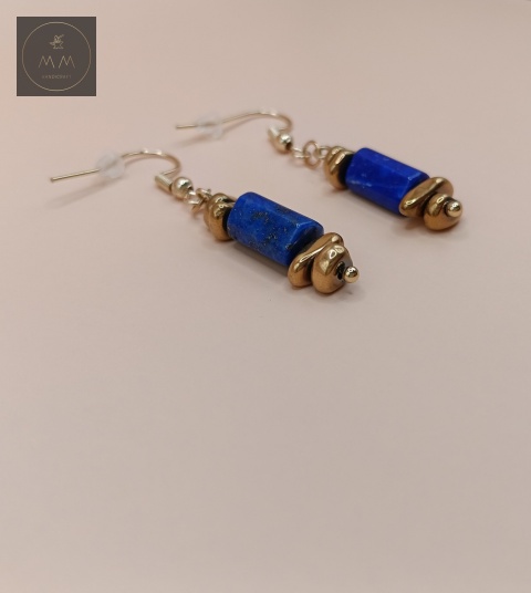 kolczyki-z-kamieni-naturalnych-lapis-lazuli-i-hematyt-sieczka-handmade-zbliżenie-na-kamienie