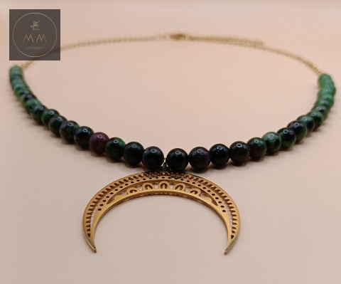 naszyjnik-z-kamieni-naturalnych-zoisyt-z-rubinem-i-zawieszką-lunula-ze-stali-chirurgicznej-handmade-zbliżenie-na-kamienie