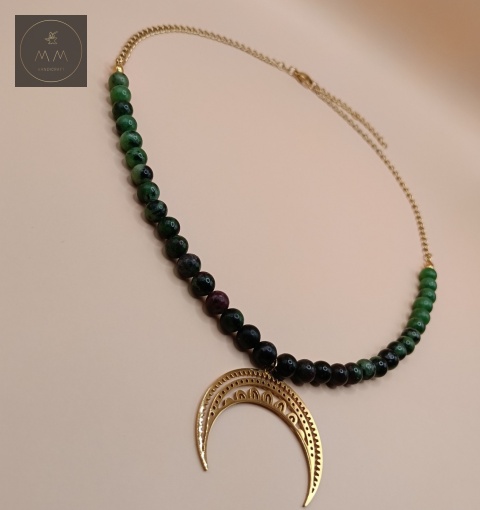 naszyjnik-z-kamieni-naturalnych-zoisyt-z-rubinem-i-zawieszką-lunula-ze-stali-chirurgicznej-handmade-zbliżenie